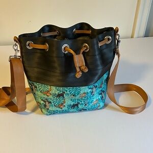 Harveys seatbelt Disney jungle book park hopper convertible bag